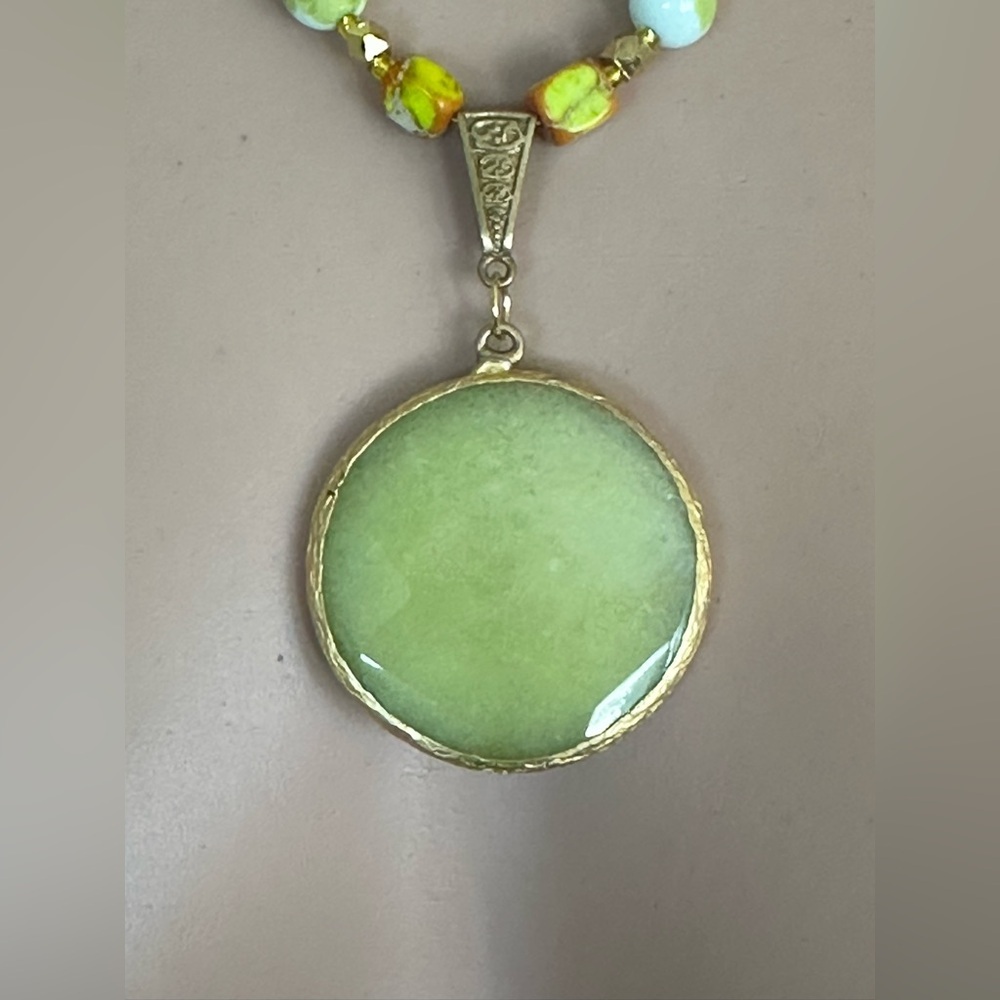 22-1/2 inch Elegant Green Beaded Necklace with Gold Accents - Picture 13 of 14